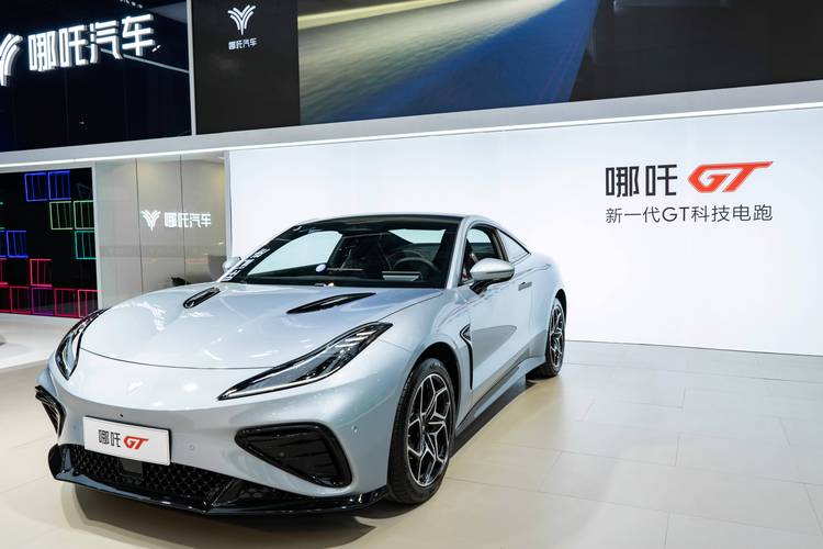 深圳70哪吒汽车在智能汽车领域的表现，领途汽车在新能源汽车市场中的影响力